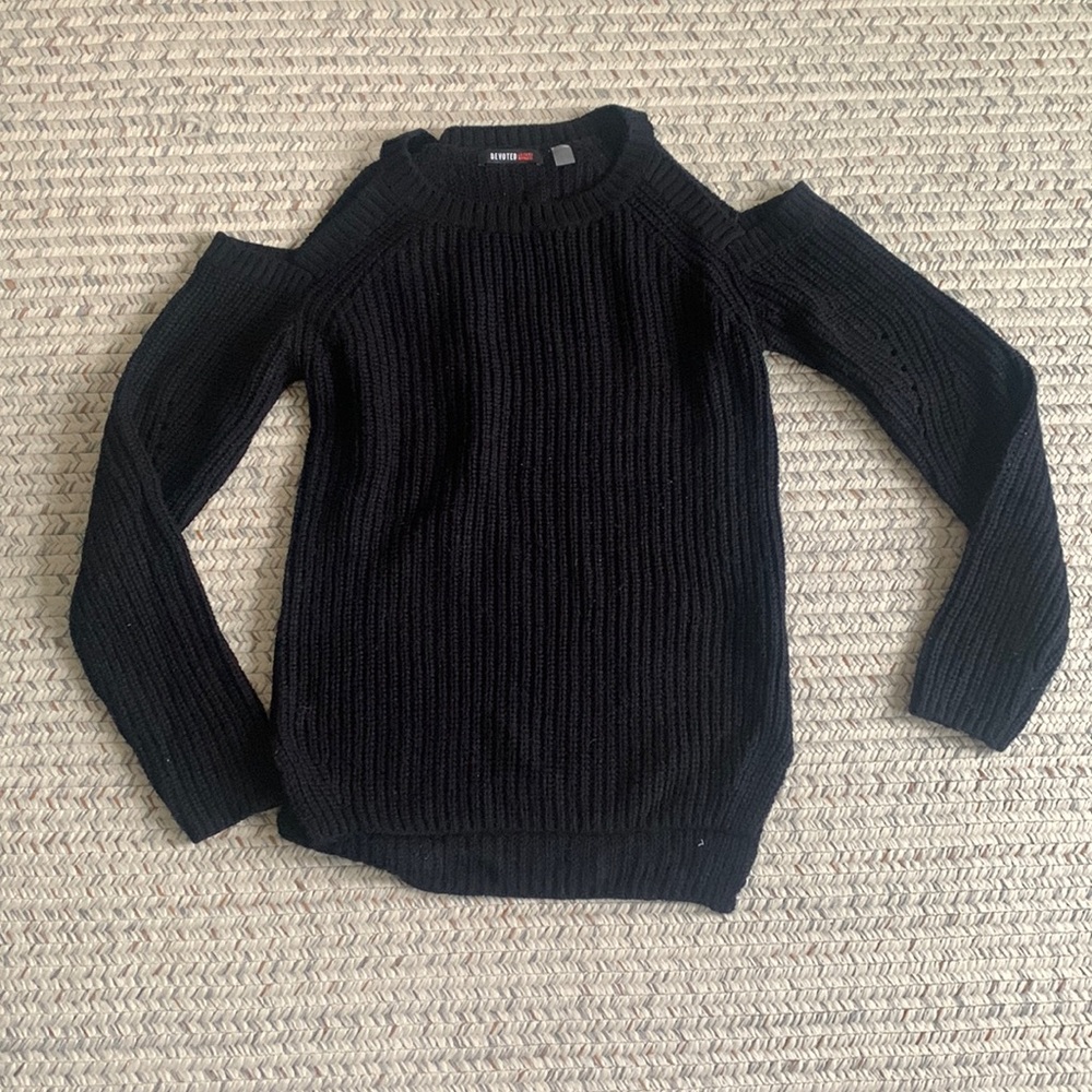 Shoulder cut out sweater